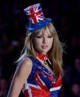 PHOTOS Taylor Swift walks the Victoria’s Secret Fashion Show runway