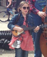 VIDEOS 9-year-old folk singer EmiSunshine stuns at Tennessee flea market