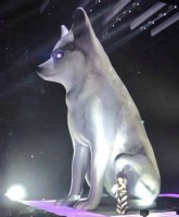 PHOTOS VIDEO Miley Cyrus breaks down while performing with giant replica of dog Floyd