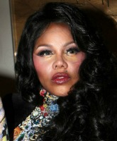 Lil’ Kim welcomes baby girl, gives her a regal name