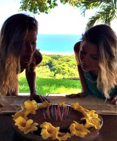 PHOTOS Just a friendly reminder that Gisele Bundchen has a twin sister