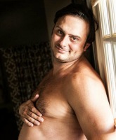 PHOTOS Woman declines to do pregnancy photo shoot, so her husband hilariously fills in