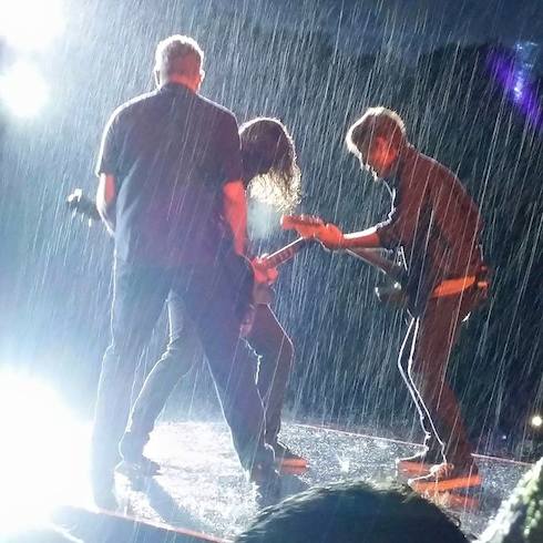VIDEO Dave Grohl breaks leg onstage, finishes the show anyway