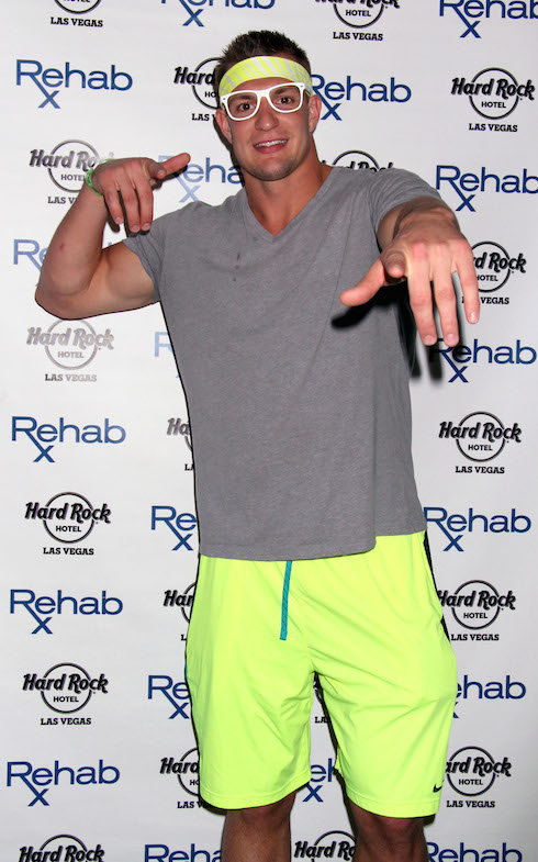VIDEO Rob Gronkowski freestyle raps in Georgia bar, gets booed offstage