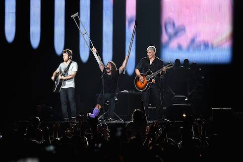 VIDEO Dave Grohl rocks out on throne during 4th of July concert