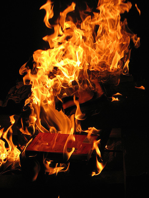 VIDEO Man runs into burning building to save rack of ribs