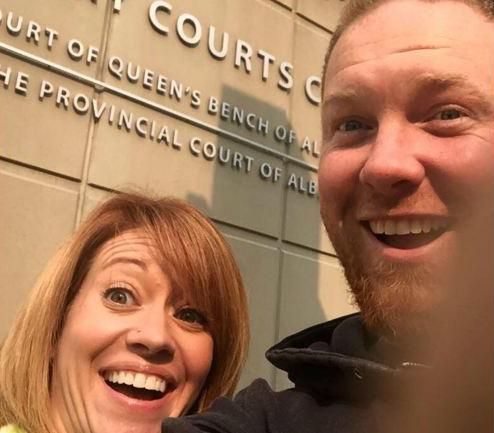 Sharon and Chris Neuman start co-parenting off right with smiling “divorce selfie”