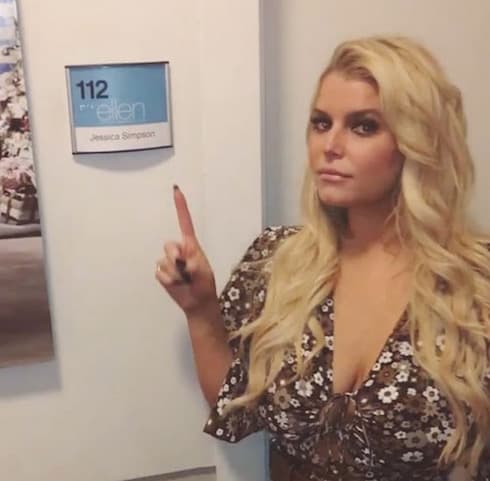 LINKS! Jessica Simpson bombs on Ellen, ScarJo on ColJo at SNL, Ariana suspends tour…
