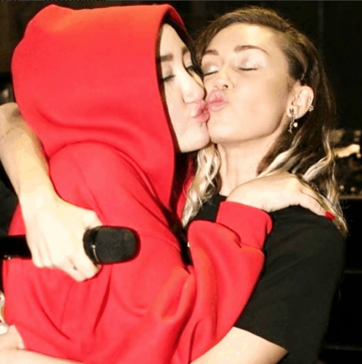 “Don’t Google Yourself” Miley Cyrus warns younger sister Noah about the dark side of fame