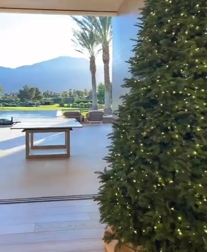 kourtney tree kourtney kardashian christmas tree